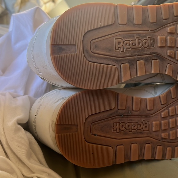 Reebok size 11 white tan bottom - Picture 3 of 6